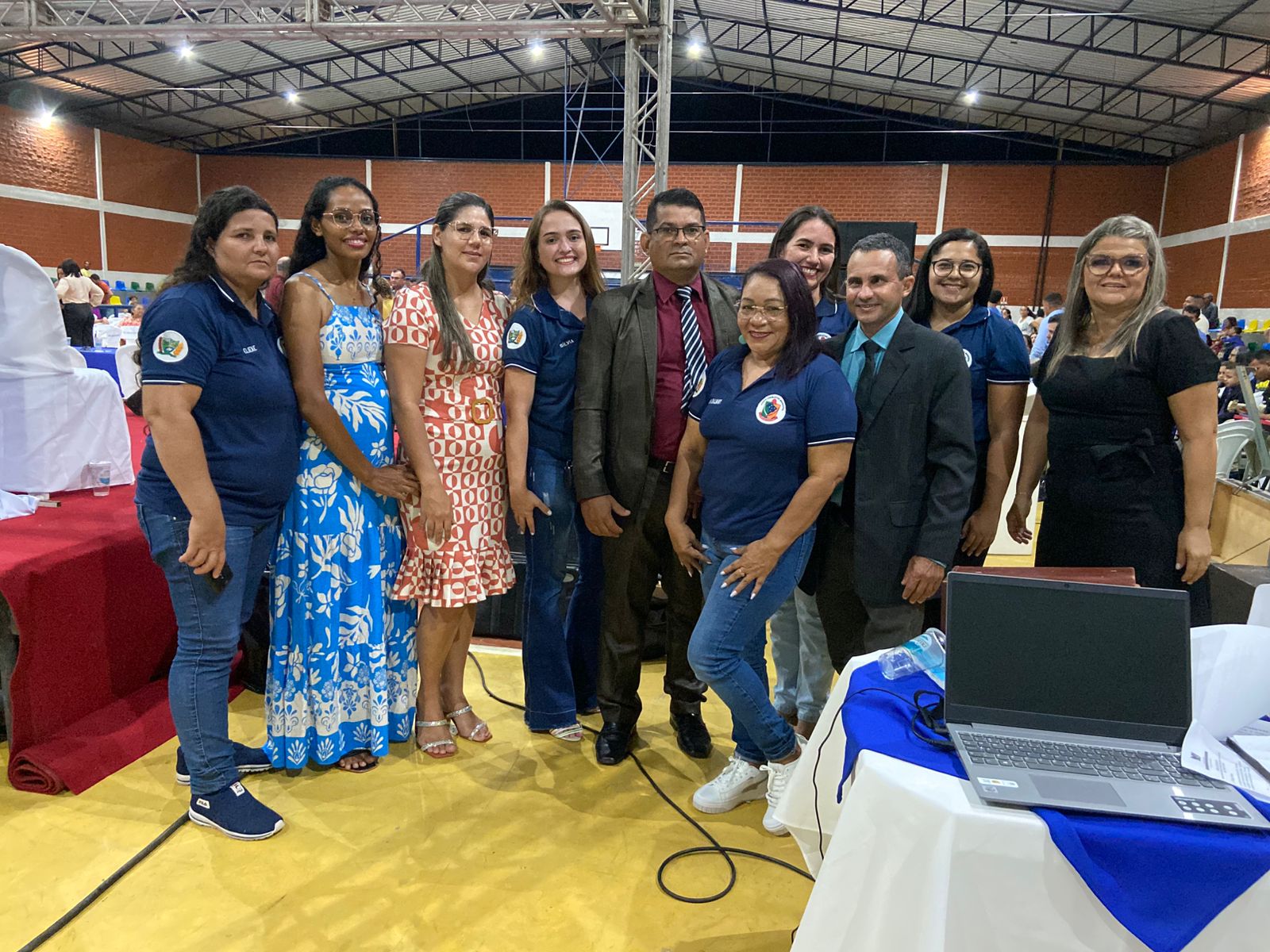 Presidente, Vice-Presidente, 1º Secretário com os servidores da Câmara de Caroebe